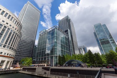 Londra, İngiltere - 17 Haziran 2016: İşletme binası ve gökdelen Canary Wharf, Londra, İngiltere
