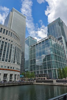 Londra, İngiltere - 17 Haziran 2016: İşletme binası ve gökdelen Canary Wharf, Londra, İngiltere