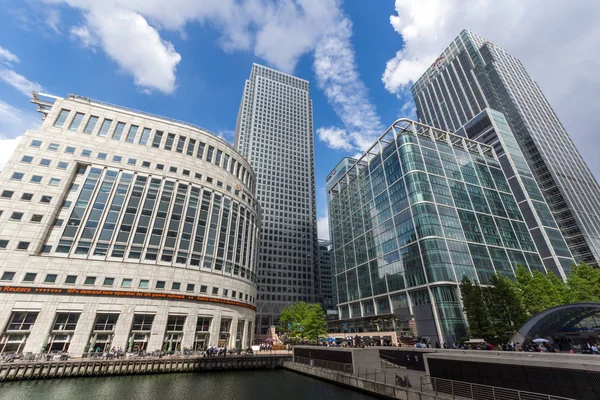 LONDON, ENGLAND - JUNE 17 2016: Business building and skyscraper in Canary Wharf, London, England — Stock Photo, Image