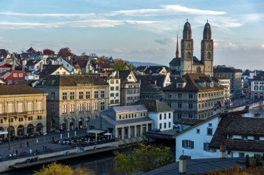 Zürih, İsviçre - 28 Ekim 2015: panoramik şehir, Zürih ve Limmat Nehri