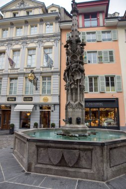 Zürih, İsviçre - 28 Ekim 2015: Zürih'te eski evleriyle tipik sokak