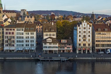 Zürih, İsviçre - 28 Ekim 2015: Zürih şehir ve Limmat Nehri Panoraması,