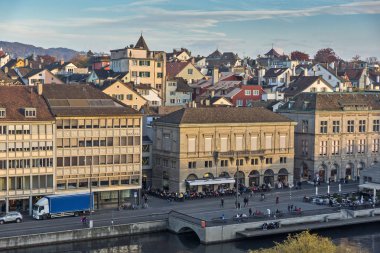 Zürih, İsviçre - 28 Ekim 2015: Zürih şehir ve Limmat Nehri Panoraması