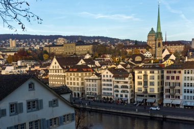 Zürih, İsviçre - 28 Ekim 2015: Zürih şehir ve Limmat Nehri Panoraması