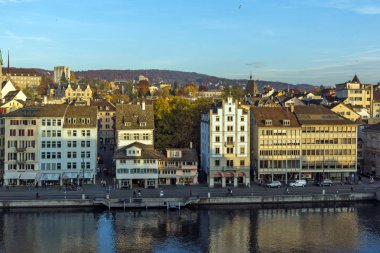 Zürih, İsviçre - 28 Ekim 2015: Zürih şehir ve Limmat Nehri Panoraması,