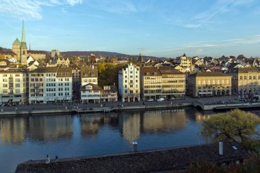 Zürih, İsviçre - 28 Ekim 2015: Zürih şehir ve Limmat Nehri Panoraması