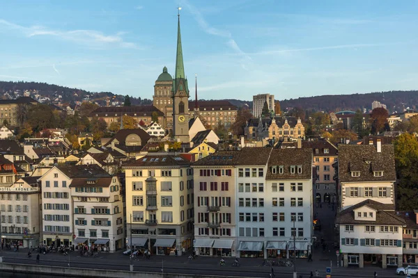 ZURICH, SUIZA - 28 DE OCTUBRE DE 2015: Panorama de la ciudad de Zurich y el río Limmat — Foto de Stock