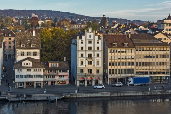 ZURICH, SUIZA - 28 DE OCTUBRE DE 2015: Panorama de la ciudad de Zurich y el río Limmat — Foto de Stock