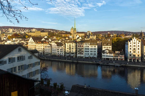 ZURICH, SUIZA - 28 DE OCTUBRE DE 2015: Panorama de la ciudad de Zurich y el río Limmat — Foto de Stock