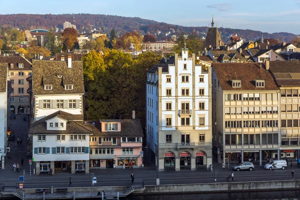 ZURICH, SUIZA - 28 DE OCTUBRE DE 2015: Panorama de la ciudad de Zurich y el río Limmat , — Foto de Stock