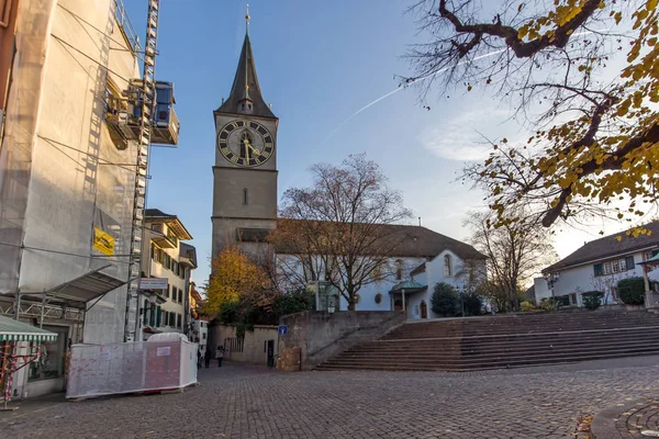 Curych, Švýcarsko - 28. října 2015: kostel svatého Petra a podzimní stromy, město Curych — Stock fotografie