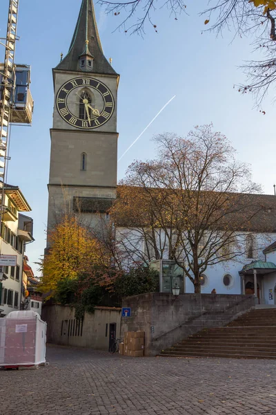 Zürich, Schweiz - 28. Oktober 2015: Peterskirche und Herbstbäume, Stadt Zürich — Stockfoto