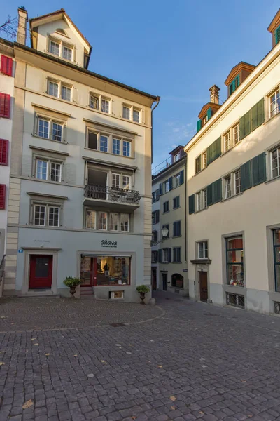Zürich, Schweiz - 28. Oktober 2015: typische Strasse mit alten Häusern in Zürich — Stockfoto