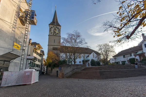 Curych, Švýcarsko - 28. října 2015: kostel svatého Petra a podzimní stromy, město Curych — Stock fotografie