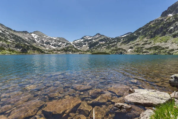 Fantastische Panorama met heldere water van lake Popovo en Demirkapiya pass, Pirin-gebergte — Stockfoto