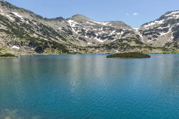 Landschap met Insland in Popovo lake en Demirkapiya pass, Pirin-gebergte — Stockfoto