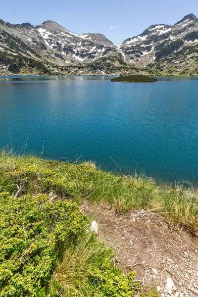 Increíble vista con aguas cristalinas del lago Popovo y el paso Demirkapiya, montaña Pirin — Foto de Stock