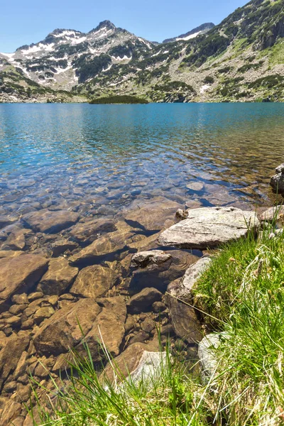 Jelas perairan danau Popovo dan Demirkapiyski chukar puncak, Pirin Gunung — Stok Foto