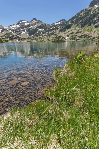 푸른 잔디와 Demirkapiyski chukar 피크와 Popovo 호수, Pirin 산 — 스톡 사진