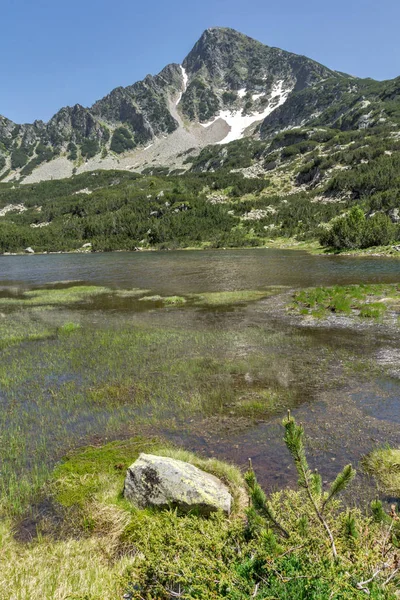 Fantastiska landskap av fisk sjöar och Sivrya peak, Pirin berget — Stockfoto