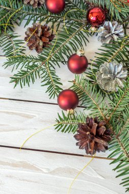 Çam dalları, koni ve oyuncaklar Noel dekorasyon