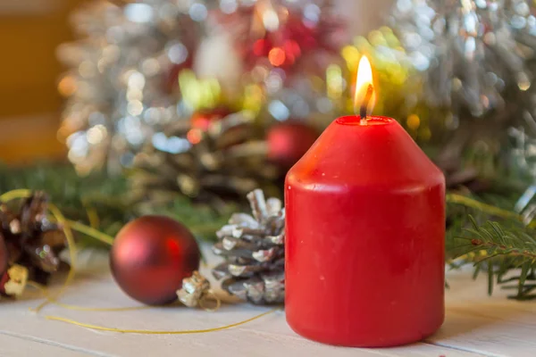 Vánoční dekorace s jedle větve, šišky a hračky — Stock fotografie