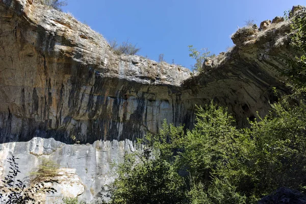 Veduta esterna della grotta di Prohodna - Occhi di Dio, Regione di Pleven — Foto Stock