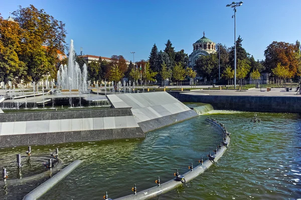 Удивительный вид на фонтан в центре города Плевен и Санкт-Георгия — стоковое фото