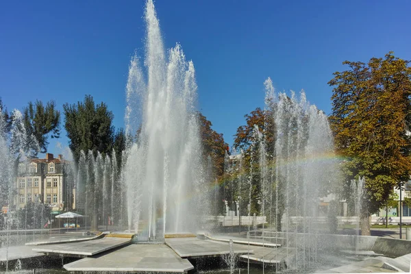 Fuente y arco iris en el centro de la ciudad de Pleven — Foto de Stock