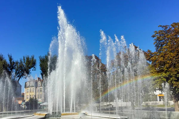 Fuente y arco iris en el centro de la ciudad de Pleven — Foto de Stock