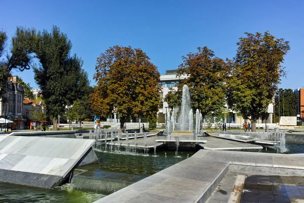 Fuente y arco iris en el centro de la ciudad de Pleven — Foto de Stock