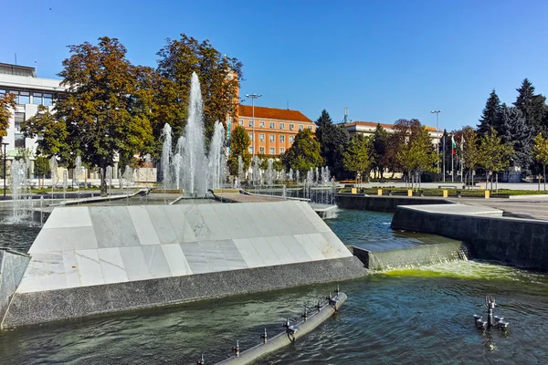 市政厅和喷泉在普列文市中心的全景 — 图库照片