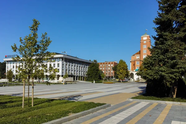 Vista panorâmica da Câmara Municipal e Fonte no centro da cidade de Pleven — Fotografia de Stock
