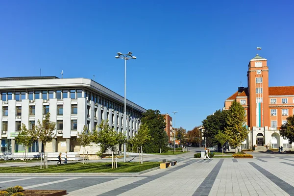 Antiguo Edificio del Ayuntamiento en el centro de la Ciudad de Pleven —  Fotos de Stock