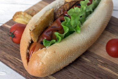 Barbekü ızgara sosis ketçap, patates kızartması ve domates ile