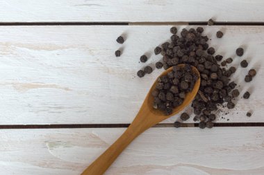 Kara biber Mısır ve kaşık closeup görünümü