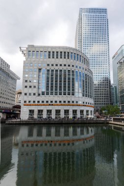 Londra, İngiltere - 17 Haziran 2016: İşletme binası ve gökdelen Canary Wharf, Londra, İngiltere