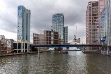 Londra, İngiltere - 17 Haziran 2016: İşletme binası ve gökdelen Canary Wharf, Londra, İngiltere