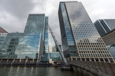 Londra, İngiltere - 17 Haziran 2016: İşletme binası ve gökdelen Canary Wharf, Londra, İngiltere