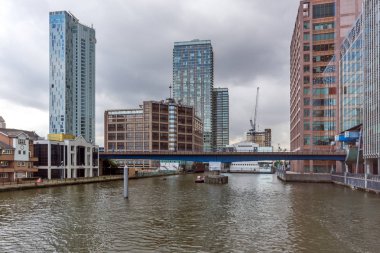 Londra, İngiltere - 17 Haziran 2016: İşletme binası ve gökdelen Canary Wharf, Londra, İngiltere