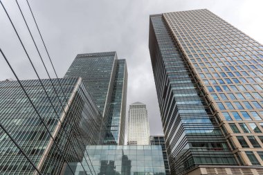 Londra, İngiltere - 17 Haziran 2016: İşletme binası ve gökdelen Canary Wharf, Londra, İngiltere