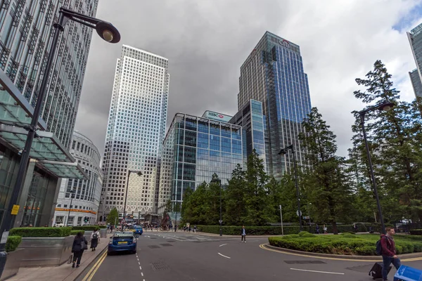 Londra, İngiltere - 17 Haziran 2016: İşletme binası ve gökdelen Canary Wharf, Londra, İngiltere — Stok fotoğraf