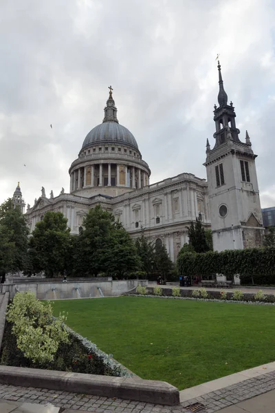 LONDRES, ENGLÂNDIA - JUNHO 17 2016: Vista incrível da Catedral de São Paulo em Londres — Fotografia de Stock