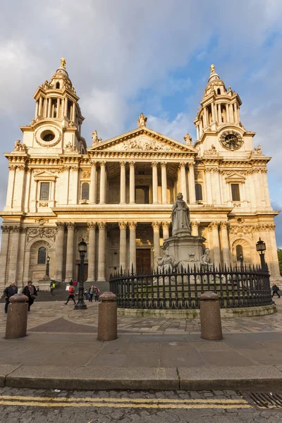 LONDRES, ENGLÂNDIA - JUNHO 17 2016: Vista incrível da Catedral de São Paulo em Londres — Fotografia de Stock