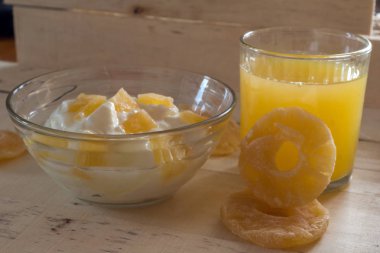 Ananas ve portakal suyu adet Yoğurtlu Servis Kahvaltı