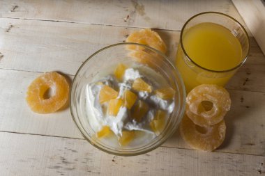 Ananas ve portakal suyu adet Yoğurtlu Servis Kahvaltı
