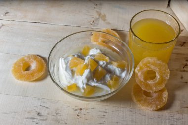 Ananas ve portakal suyu adet Yoğurtlu Servis Kahvaltı