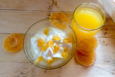 Ananas ve portakal suyu adet Yoğurtlu Servis Kahvaltı