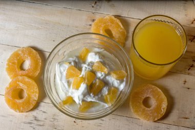 Ananas ve portakal suyu adet Yoğurtlu Servis Kahvaltı