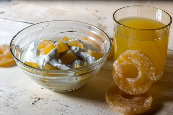 Ananas ve portakal suyu adet Yoğurtlu Servis Kahvaltı